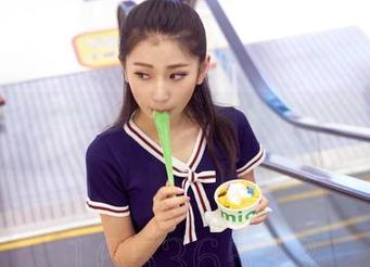AISS爱丝(黄金版) – 欣阳写真：连身袜里藏着不得不说的小心思。