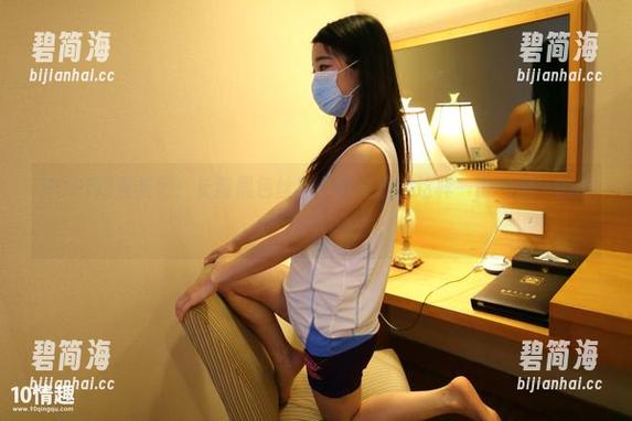 ROSI高清系列：长筒黑色丝袜，谁会拒绝这样一份‘腿’的诱惑呢？