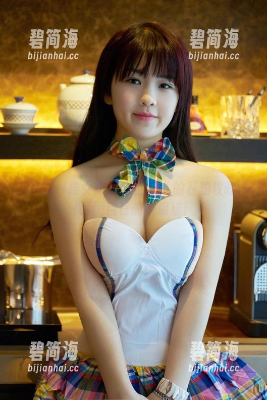 TuiGirl推女郎 - 嘉宝贝儿的私拍攻略：裸足=自在的小魔法！