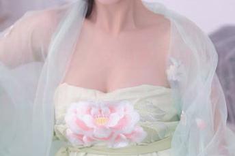 Xiuren秀人网 – 这波美图来得太突然，内衣图包里的奶芙乔乔让我心乱如麻！