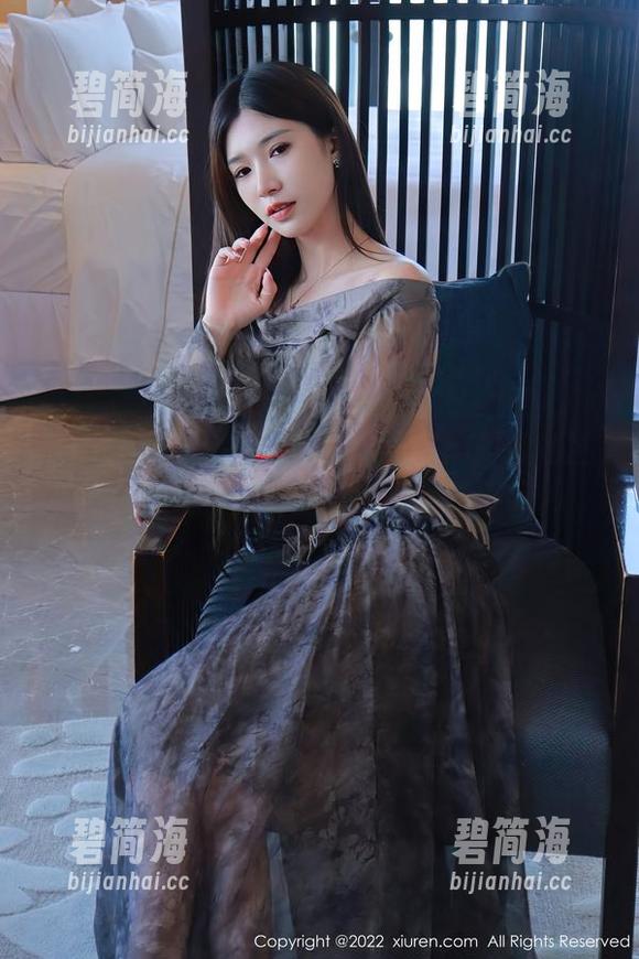 Xiuren秀人网 - 腰间的细腻：抖娘利世的私房美图，裤里丝让人意想不到。