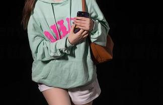 Xiuren秀人网 – 夏天来了，拍黄瓜girl的写真好像也在呼唤，我的沙滩椅快来吧！