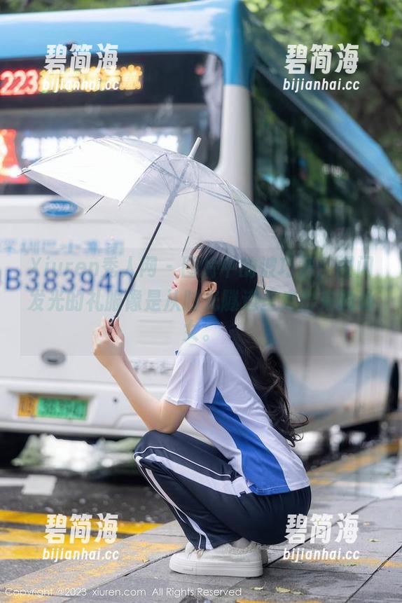 Xiuren秀人网 - 图片中的波巧酱，闪闪发光的礼服像是从时光隧道里走出来的仙女。