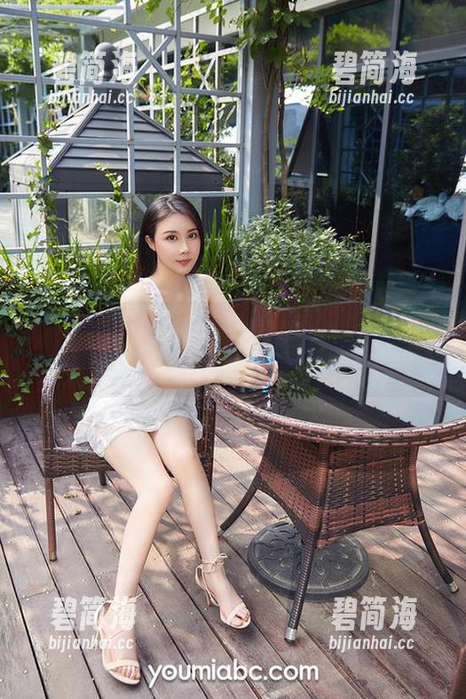 YouMi尤蜜荟 - 田冰冰的连衣裙原图，像是秋日的第一片叶子，轻轻飘落的柔软。