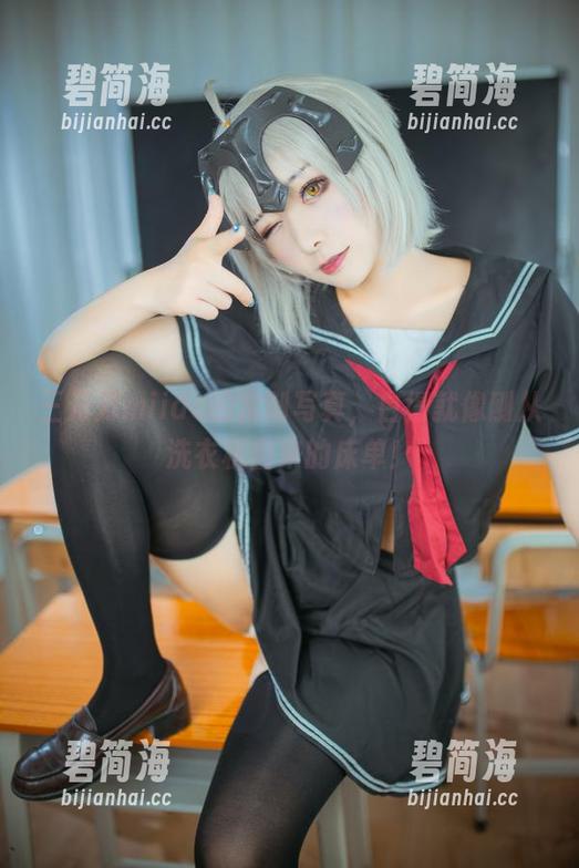 三刀刀miido的定制写真，白得就像刚从洗衣机出来的床单！