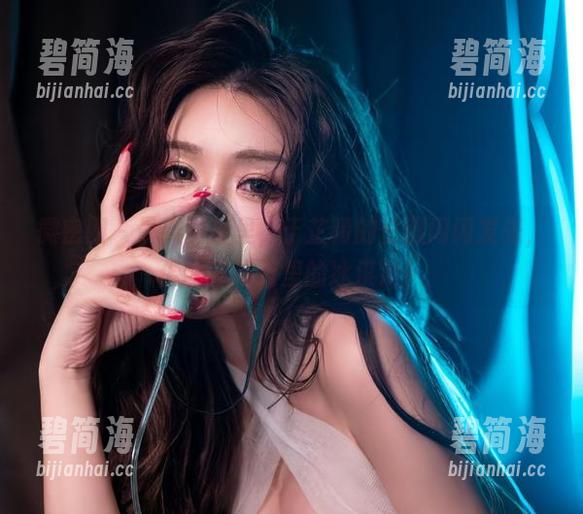 微密圈 - 最新图库里，于芷晴的长腿闪闪发光，像极了夏日里的冰淇淋！
