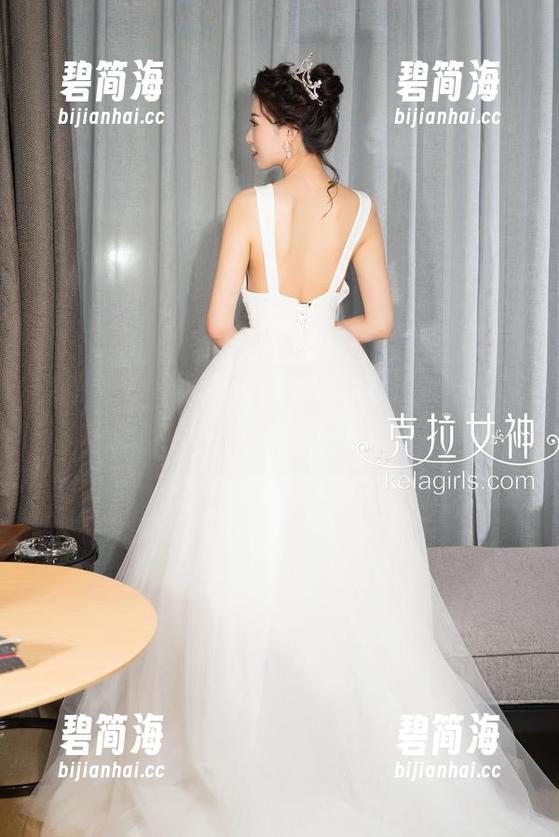 克拉女神 - 婚纱写真福利，周迪在这位置上，格外迷人。