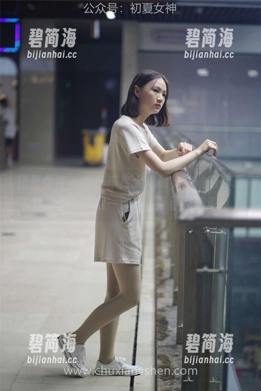 初夏女神 - 学校车库大揭秘，依依带你玩转套图，下载一键Get青春的味道！