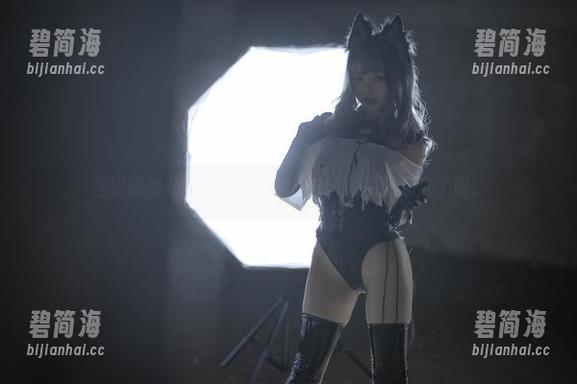 在胡桃的私拍美图中，刺青Poi似乎更深沉了呢。