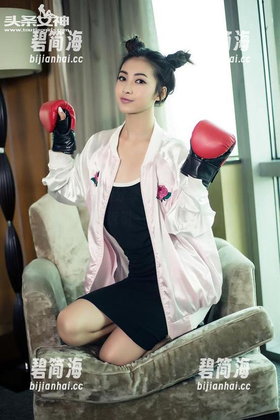 头条女神 - 美图分享，蔡老师的“死库水”，大概在诉说一个夏日的懒散吧