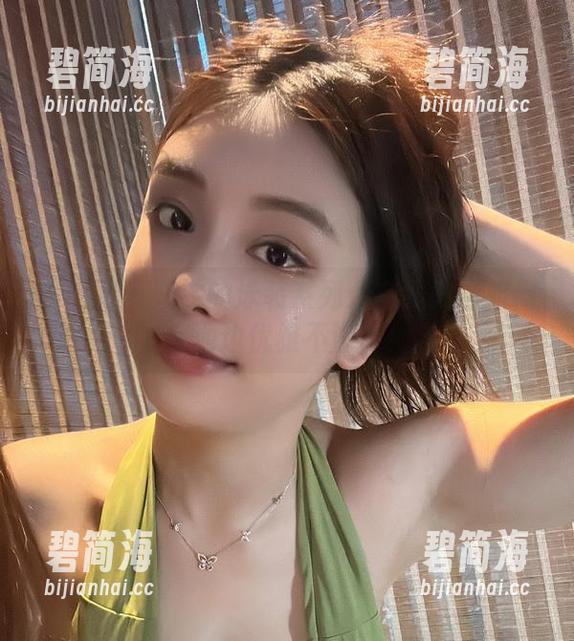 微密圈 - 奶雯的泳装系列：在线教你如何在池边优雅不滑倒！