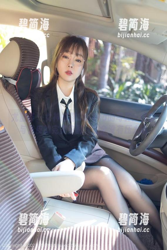 尤蜜荟 - 女神娜露Selena的写真：优雅与俏皮的完美交融，完全没有压力呢