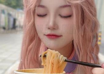 被戚顾儿的睡衣吸引…原图在哪里？图集有没有？