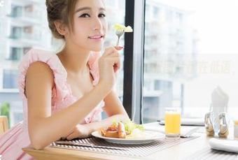 推女神 – 莫晓茜sunny的短裙，每一张图片都在低语，快来下载带走吧！
