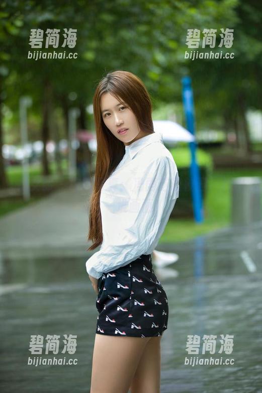 推女郎 - 校园写真：冯雨芝逛校园，跑出一堆画面!