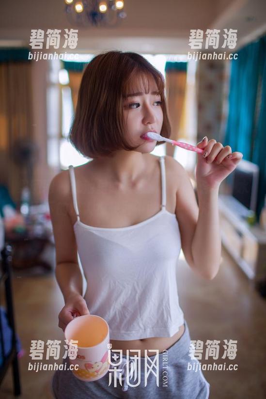 果团网 - 泳池里的莫雅淇：私拍合集，水面下的撩人视线敢不敢来一探究竟？