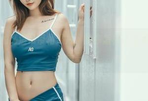 一张桃良阿宅的高清吊带裙照片，教你怎样让生活充满‘喵喵’的色彩！