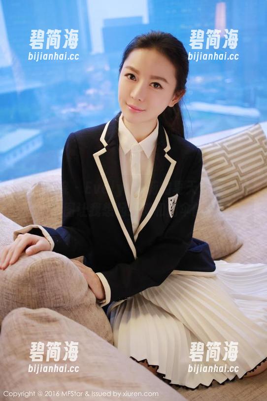 模范学院 - Evelyn艾莉的夏天私拍之旅：一套图让我想起海滩和阳伞的甜蜜。