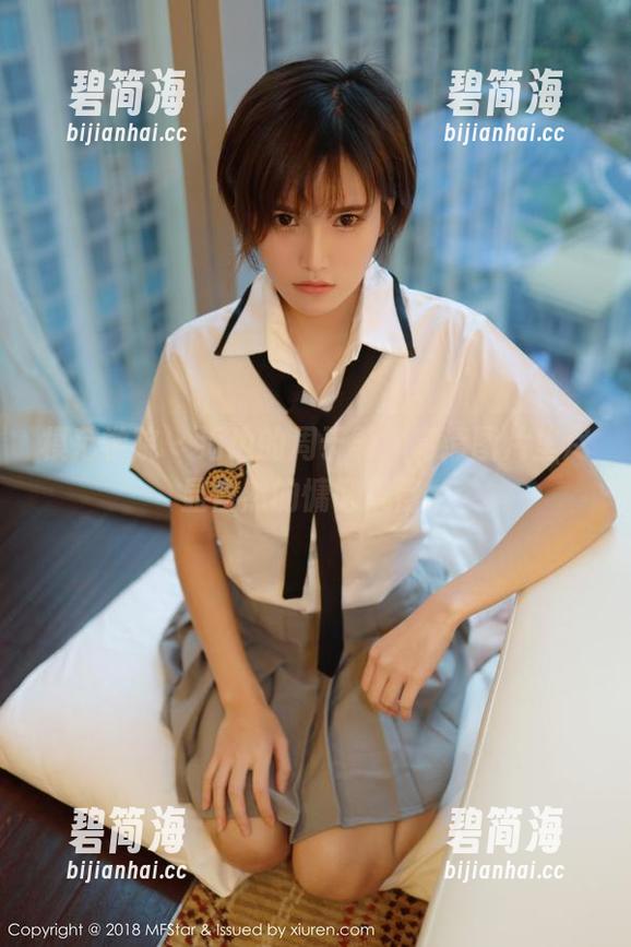 模范学院 - 海边的周于希，高清图片里尽显自然的慵懒风情。
