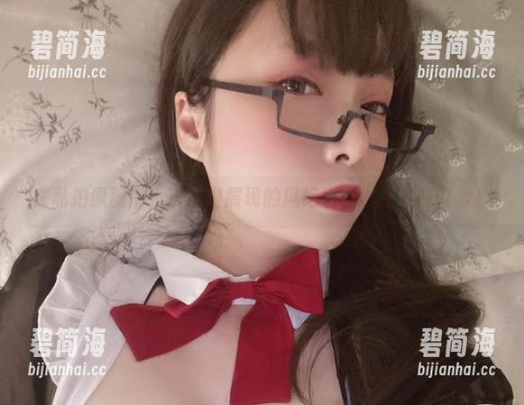在私拍原图中，次屁啦展现的风纪委员也是别样可爱！