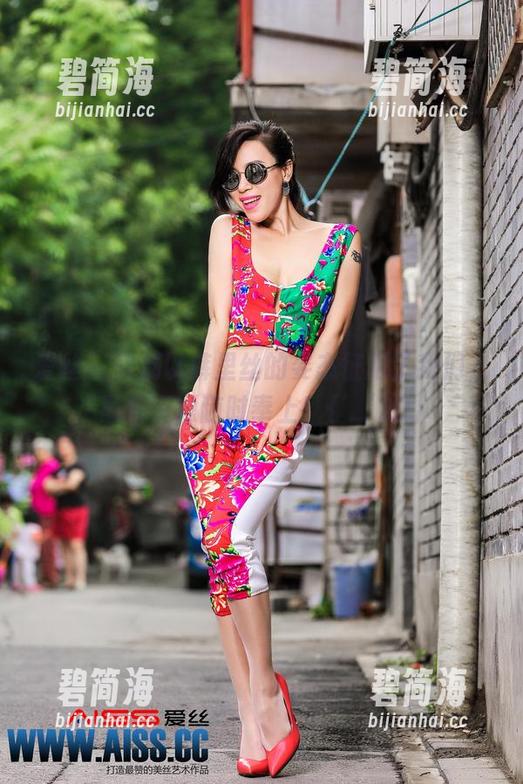 爱丝 - 欣杨以裤里丝的姿态征服了我们，最新资源随时奉上！{'_'20}