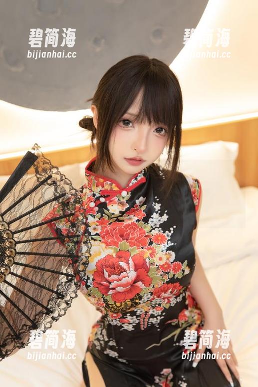 听说神乐坂真冬的夏日双人比基尼《笑颜水时计》照片中藏着不少好资源，快来开盲盒啊！