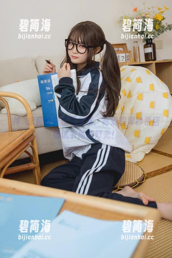 神沢永莉的白丝写真集：高清程度秒杀店铺试衣间的灯光！