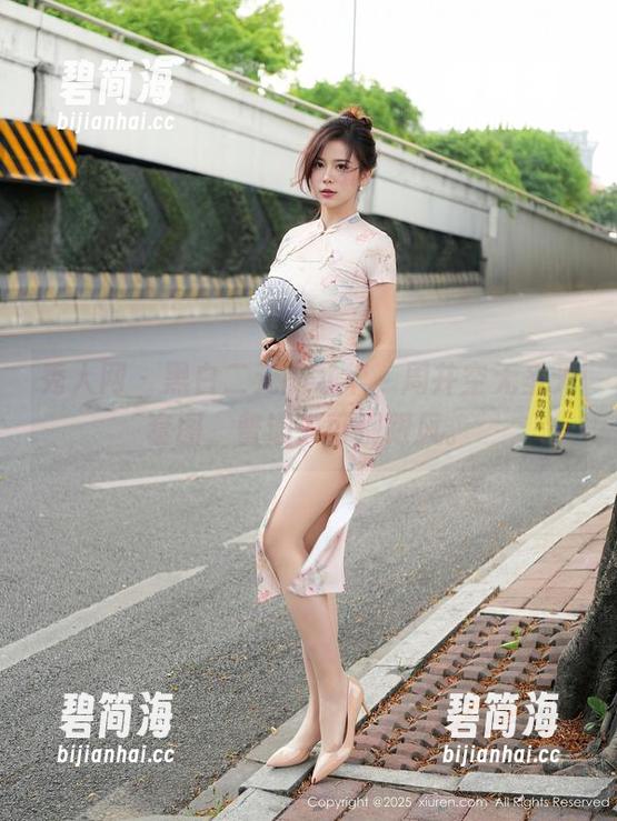 秀人网 - 黑白二元的才华，周井空无圣光套图，普通人可别跟风。