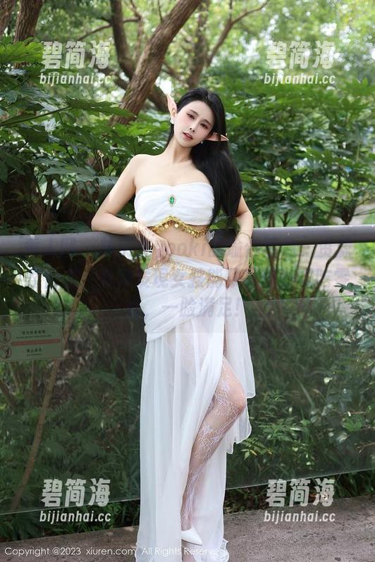 秀人网 - 林文文yooki的瑜伽图包，资源整合术：当你发现女孩能顶着瑜伽式吃零食，一脸满足！