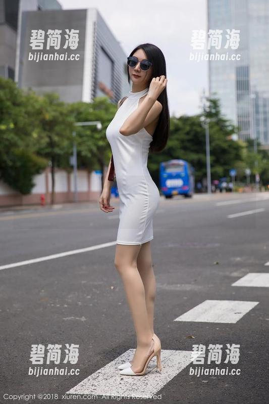 秀人网 - 当陈梵妮Fanny在泳池玩水，高清画面，下载吧，不会后悔的！