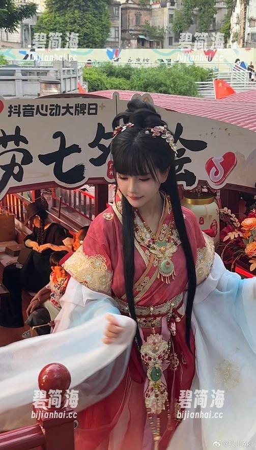 秋山AkI，自信映衬着高清美图，谁说恋爱只在春天？