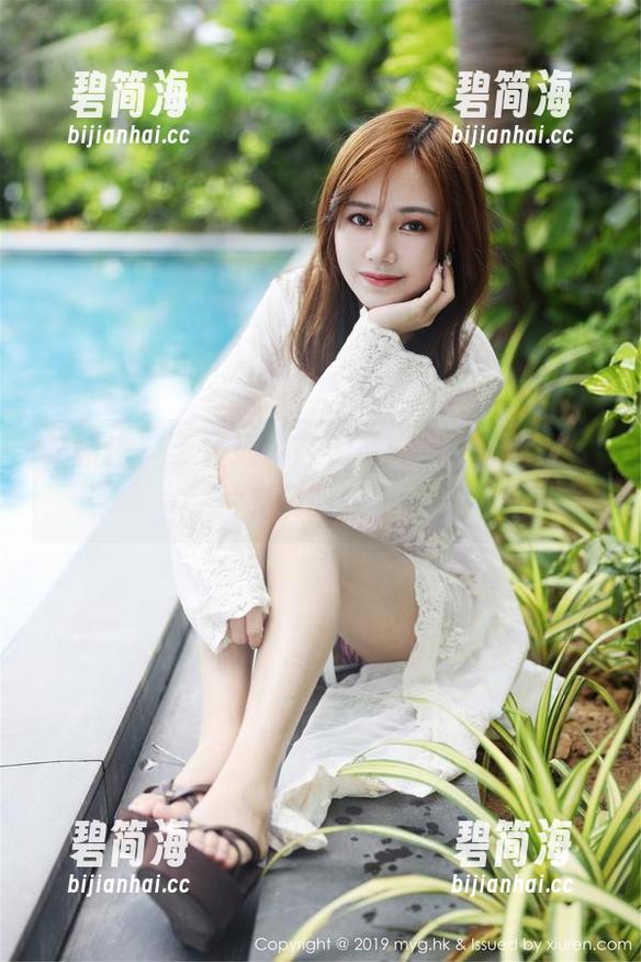 美媛馆 - 王馨瑶：在无圣光中，校服和图片交谈的时刻。
