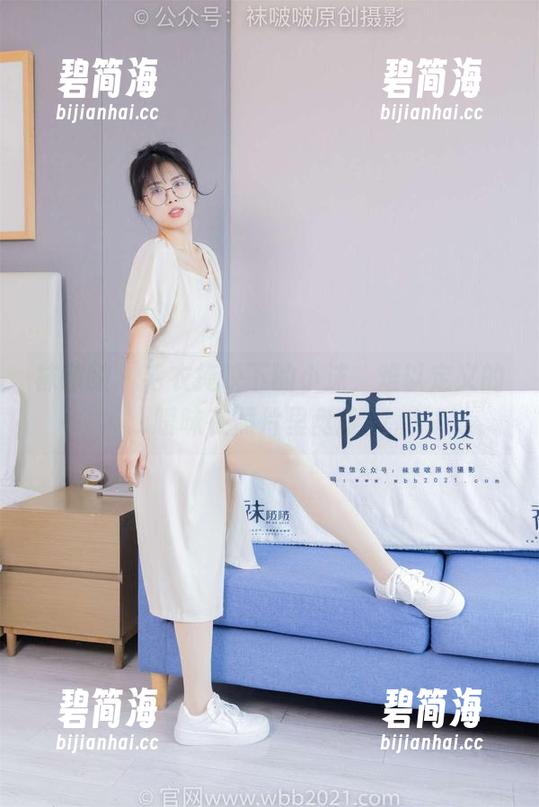 袜啵啵 - 毛衣掩映下的小沫，难以定义的暧昧在照片里盘旋。