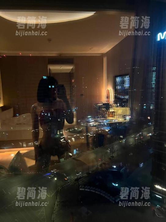 微密圈 - 原图直击，詹詹的护士风——难道是新出的健康推广？