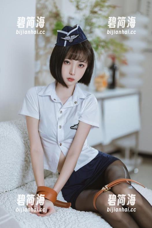 嘴角微扬的许岚LAN，黑丝少女的最新照片，总有种无法言喻的魔力。