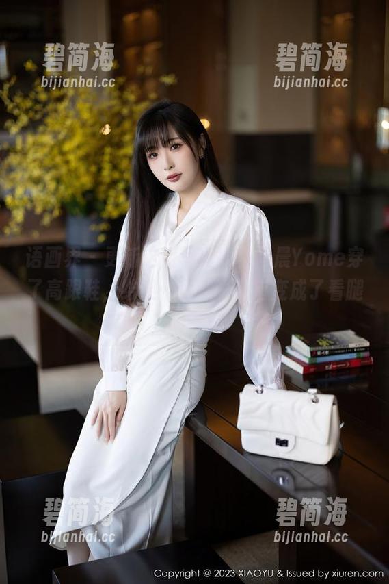 语画界 - 更新这组写真，杨晨晨Yome穿了高跟鞋，结果…我东张西望变成了看腿大赛！
