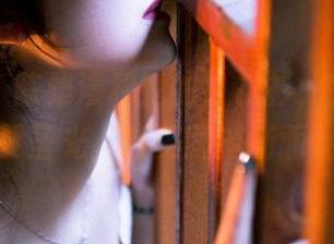 轰趴猫 – 陈雅漫和她的白衬衫，完全不需要圣光，靠美图撑场面。