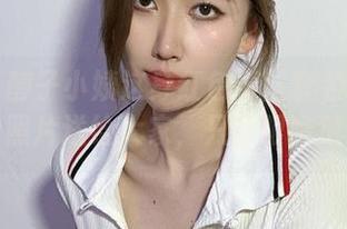 微密圈 – 醇子小姨这身红色蕾丝套装太好看了，免费的照片送给大家，只要眼睛放闪光灯！
