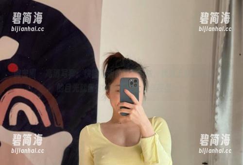 微密圈 - 高清写真：铁锤姐姐的黑色吊袜，犹如上身的战袍，我的目光就留在她那不经意的俘获里……