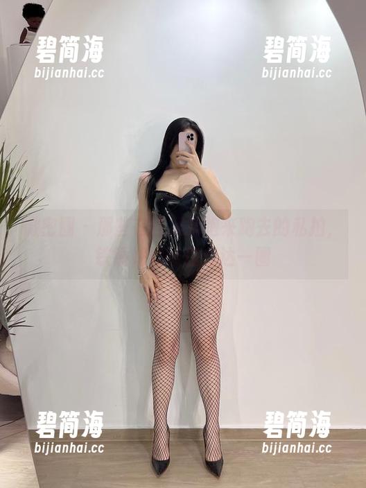 微密圈 - 那些在红裙里跑来跑去的私拍，铁锤姐姐带你溜达一圈