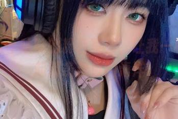 阿九从不咕咕的粉色写真，让我一秒钟想起那条粉色的海洋