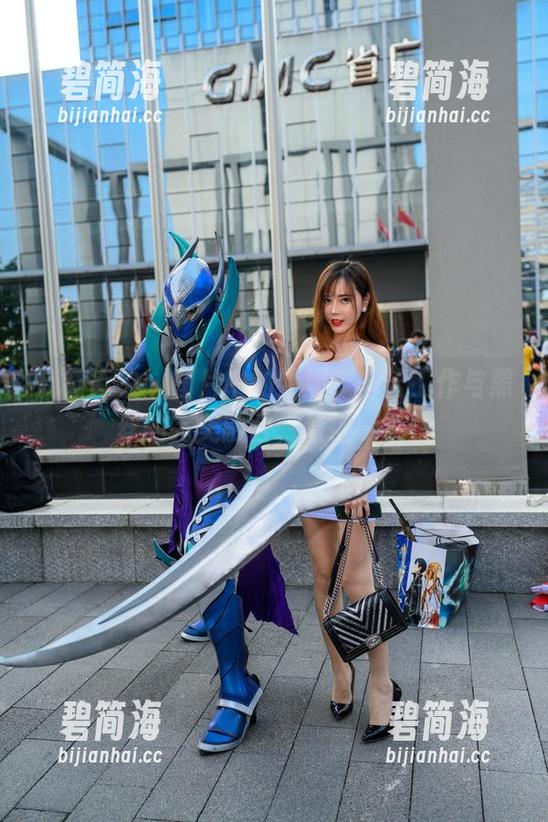 魔镜街拍-婷婷 魔镜街拍 - 图片中的婷婷,辛苦工作与黑丝的完美融合,值得一看!