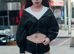 魔镜街拍 – 曼曼的黑色私房照，像是在夜里低声细语
