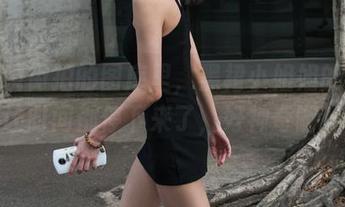 在魔镜街拍的图库里，黑裙小姐姐的写真让时间都停下来了，好神奇啊！