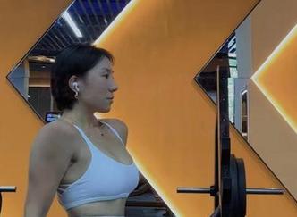 微密圈 – 这组美图里的鹿瑶，黑色能给我们带来点什么新思路？